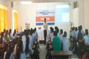 Students interact with Mr. Nikhilesh Soundattikar